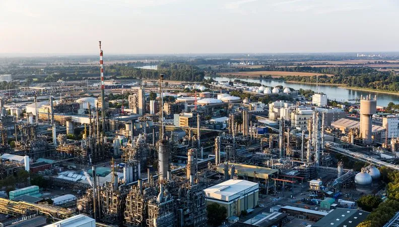 Nhà máy Ludwigshafen của BASF tại Đức, khu phức hợp hóa chất tích hợp lớn nhất thế giới. Ảnh : BASF