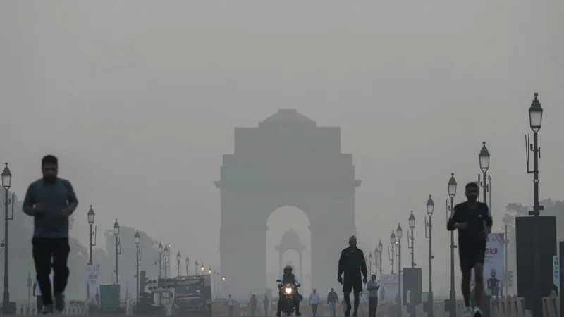 Thủ đô Delhi chìm trong khói bụi độc hại. Ảnh: EPA