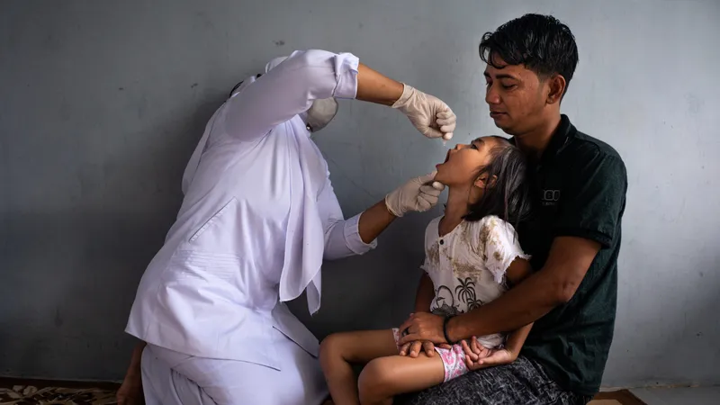 Chăm sóc y tế cho trẻ em ở Aceh, Indonesia. Ảnh: WHO