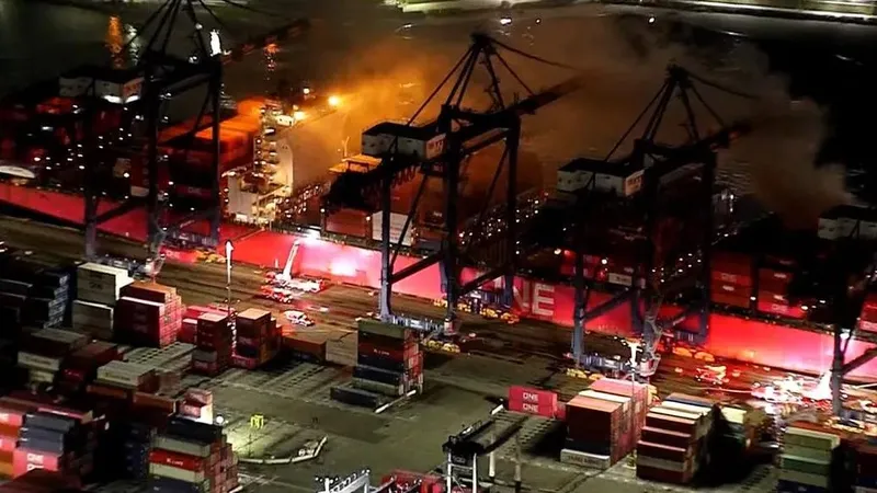 Ngọn lửa bùng phát trên một tàu container chở vật liệu nguy hiểm tại Cảng Los Angeles. Ảnh: KNBC