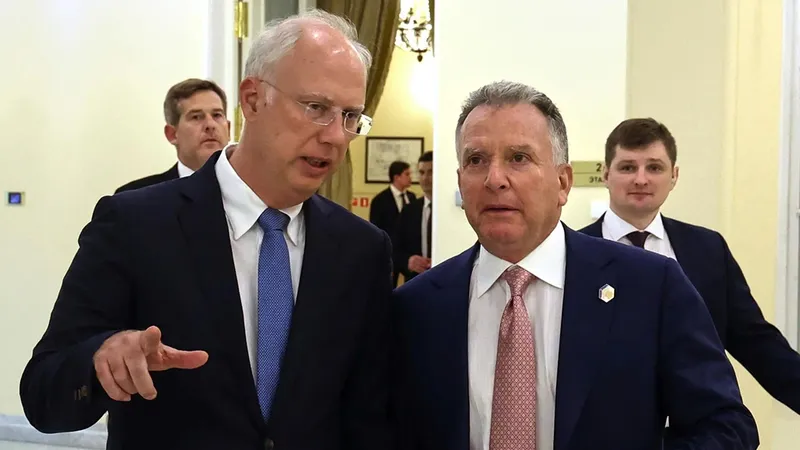 Đặc phái viên của Tổng thống Nga Vladimir Putin, ông Kirill Dmitriev (trái) và đặc phái viên của Tổng thống Mỹ Donald Trump, ông Steve Witkoff. Ảnh: SPUTNIK 