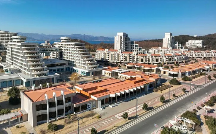 Các khách sạn đang mọc lên tại khu du lịch ven biển Galma mới hoàn thành ở Wonsan, Triều Tiên. Ảnh: Korea Times