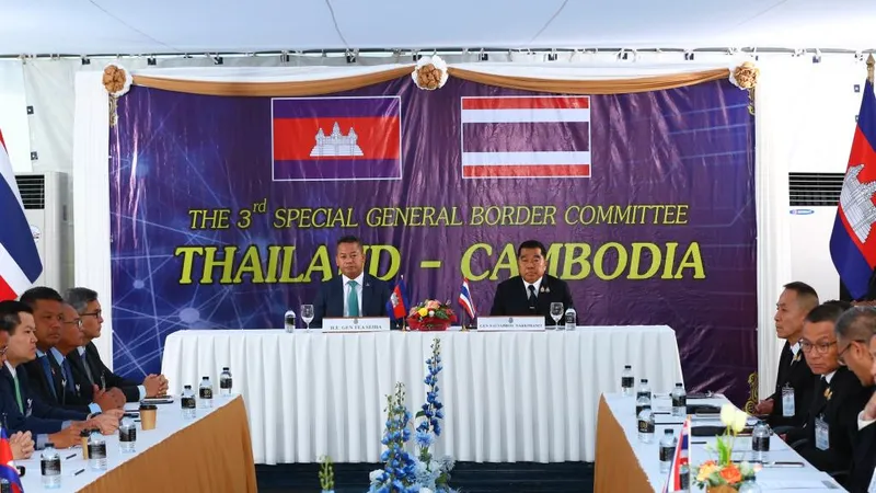 Bộ trưởng Quốc phòng Thái Lan Natthapon Nakpanich (phải) và Phó Thủ tướng kiêm Bộ trưởng Quốc phòng Campuchia Tea Seiha ký kết thỏa thuận ngừng bắn. Ảnh: Xinhua/Sun Weitong