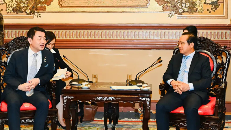 Đồng chí Nguyễn Văn Được tiếp ông Sasaki Hajime. Ảnh: VIỆT DŨNG