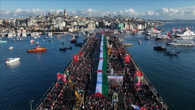 Hình ảnh cầu Galata từ trên cao, khi người dân Istanbul tập trung tuần hành thể hiện sự đoàn kết với người Palestine, kêu gọi chấm dứt chiến tranh ở Gaza, vào ngày 1-1-2026: Ảnh: Cemaleddin Turan/AA