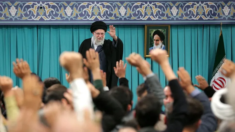 Lãnh tụ tối cao Ayatollah Ali Khamenei đang phát biểu trước người dân tại Tehran. Ảnh: China Daily