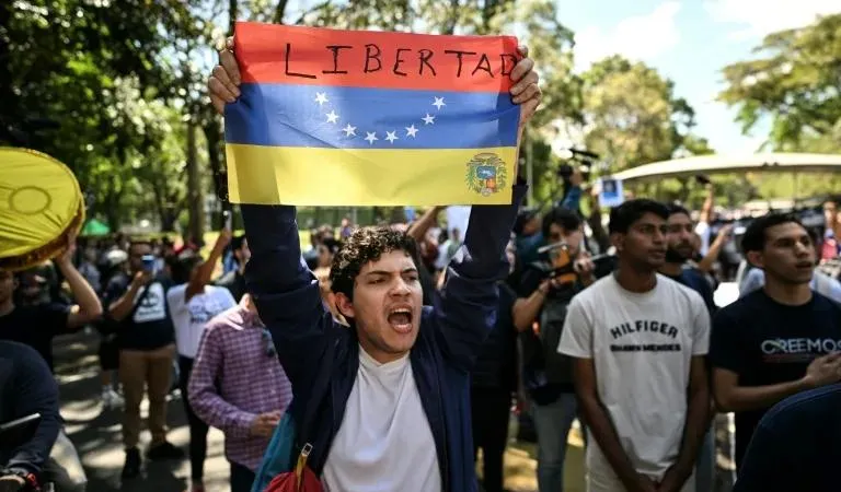Hàng ngàn người ủng hộ Tổng thống Venezuela Nicolas Maduro đã xuống đường tuần hành tại thủ đô Caracas. Ảnh: YAHOO NEWS