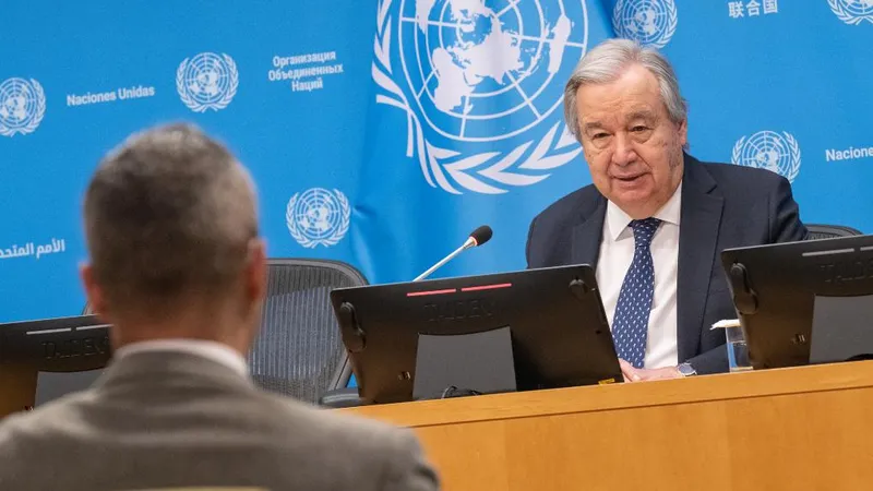 Tổng thư ký Liên hợp quốc Antonio Guterres (phải) phát biểu về thành phần của một nhóm chuyên gia khoa học quốc tế mới về trí tuệ nhân tạo. Ảnh: THX