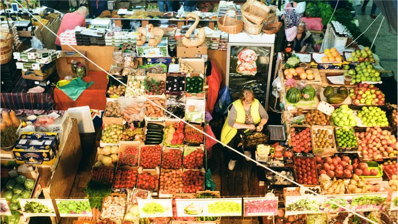 Sự thay đổi này có thể nhận thấy rõ ở sự đa dạng của các sản phẩm hiện đang được bày bán tại các chợ không chính thức. Ảnh: CARIBBEAN COUNCIL