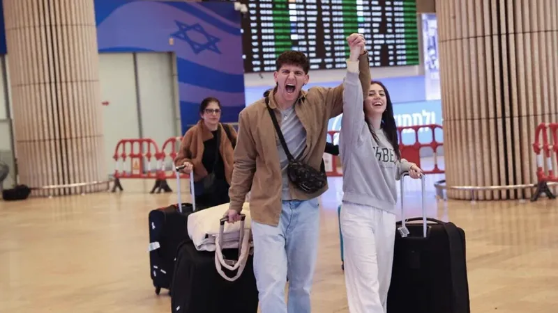 Một cặp vợ chồng người Israel vui mừng khi đáp xuống sân bay Ben Gurion ở Tel Aviv trên các chuyến bay hồi hương đầu tiên vào ngày 5-3. Ảnh: Courtesy of the Israel Airports Authority
