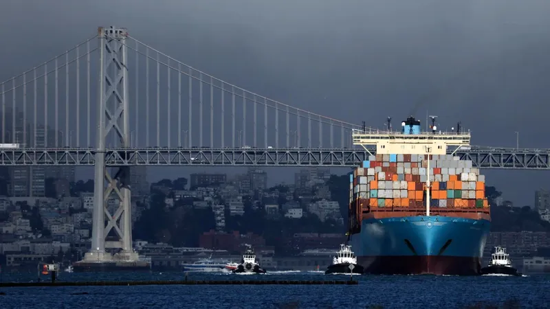 Một tàu container cập cảng Oakland, California. Ảnh : Getty Images 