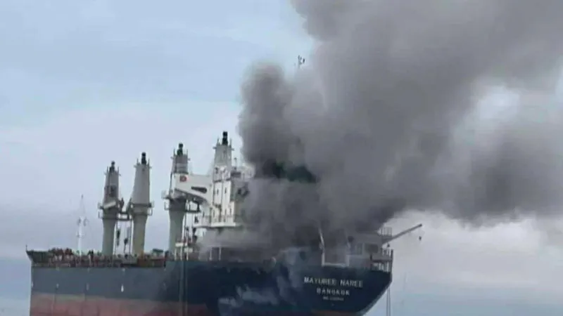 Tàu chở hàng Mayuree Naree của Thái Lan bị tấn công ở eo biển Hormuz, ngày 11-3. Ảnh: Royal Thai Navy