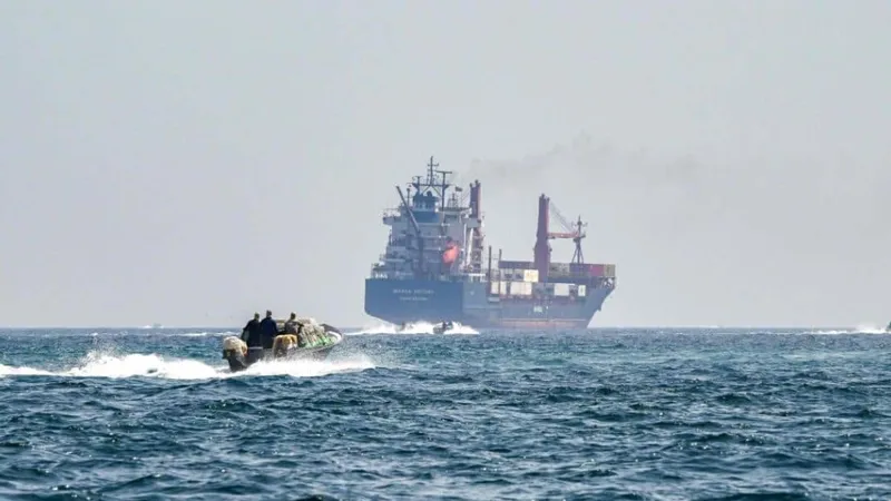 Iran ra lệnh quay đầu cho một tàu chở hàng hướng đến Karachi tại eo biển Hormuz. Ảnh: Trending Now