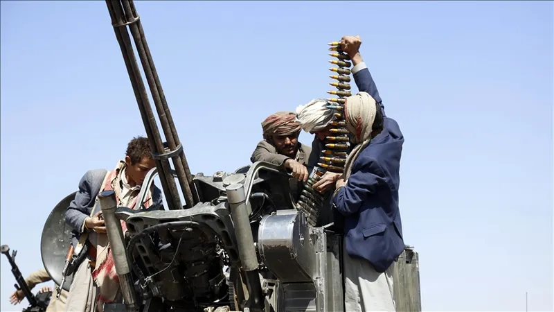 Lực lượng Houthi tập trung tại Sanaa, Yemen. Ảnh: AA
