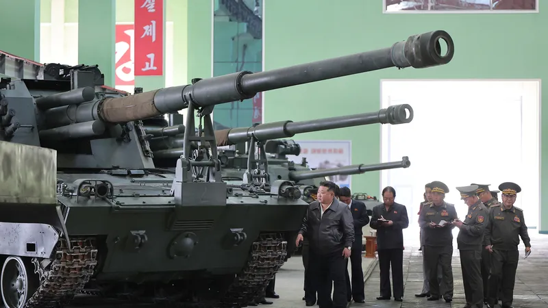Nhà lãnh đạo Triều Tiên Kim Jong-un thị sát một khẩu pháo tự hành trong chuyến thăm một nhà máy sản xuất đạn dược lớn. Ảnh: KCNA