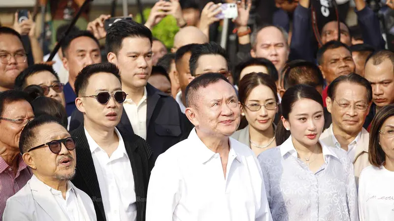 Ông Thaksin đứng im lặng trong khi quốc ca vang lên. Ảnh: BANGKOK POST