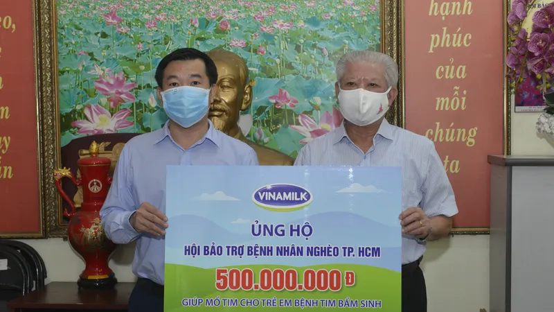 Ông Đỗ Thanh Tuấn, Giám đốc Đối ngoại công ty Vinamilk trao tặng kinh phí mổ tim cho trẻ em có hoàn cảnh khó khăn đến Hội Bảo trợ Bệnh nhân nghèo TPHCM