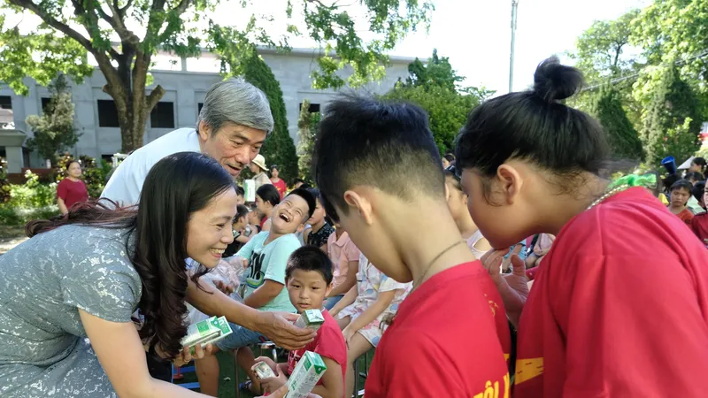 Những hộp sữa từ Vinamilk và Quỹ sữa Vươn cao Việt Nam vẫn tiếp tục hành trình của mình để đến với các trẻ em ở các trung tâm bảo trợ, mái ấm