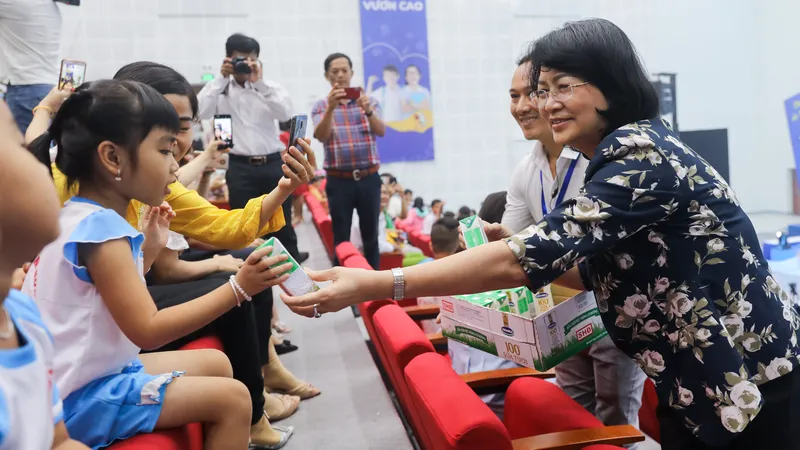 Phó Chủ tịch nước Đặng Thị Ngọc Thịnh trao những hộp sữa học đường cho trẻ em tham gia ngày hội 