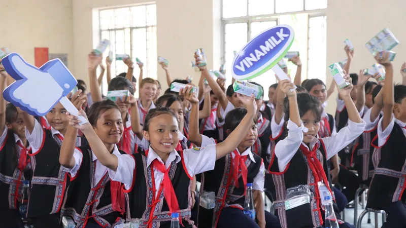  Niềm vui của các em nhỏ khi nhận sữa từ chương trình Quỹ sữa Vươn Cao Việt Nam và Vinamilk