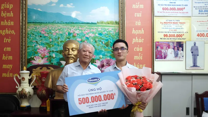 Đại diện Vinamilk ủng hộ 500 triệu đồng cho Hội Bệnh nhân nghèo TPHCM 
