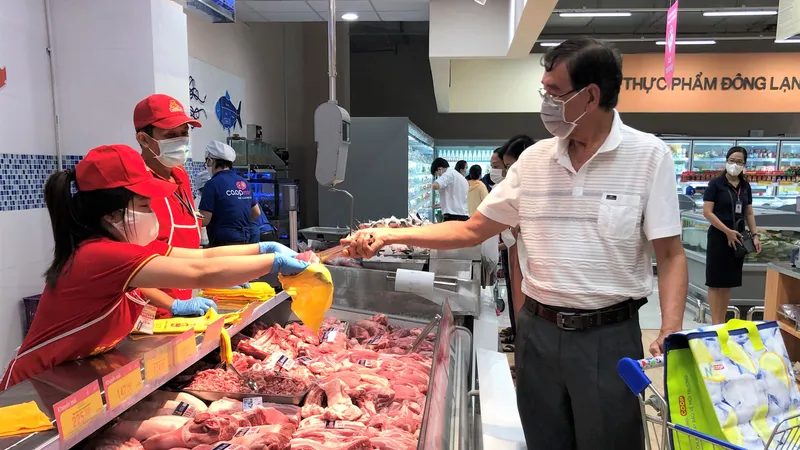 Các siêu thị sẵn sàng kéo dài thời gian mở cửa để phục vụ tối đa nhu cầu của người dân