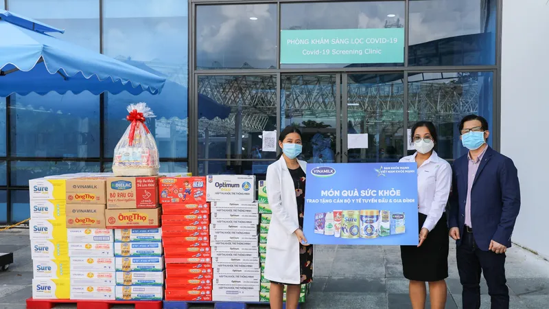 Trao tặng hơn 3.000 món quà dinh dưỡng đến gia đình của các y bác sĩ, cán bộ y tế
