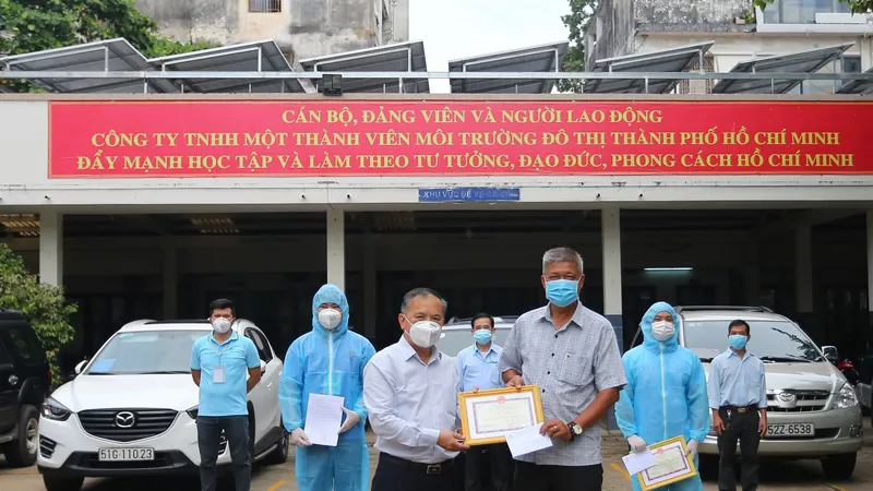 Thưởng nóng công nhân xử lý rác thải y tế liên quan dịch bệnh