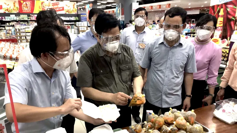 Thủ tướng Chính phủ Phạm Minh Chính kiểm tra công tác chuẩn bị hàng hóa tại Saigon Co.op