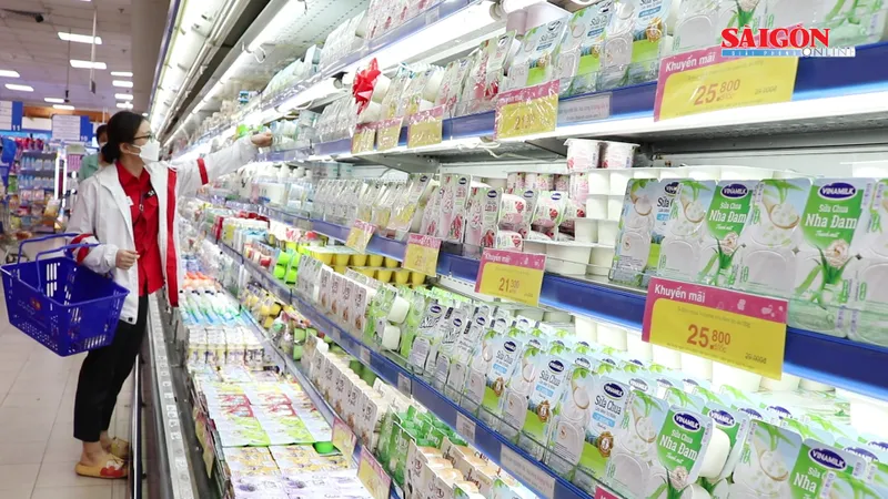 Bình ổn giá sữa để chia sẻ khó khăn với người dân