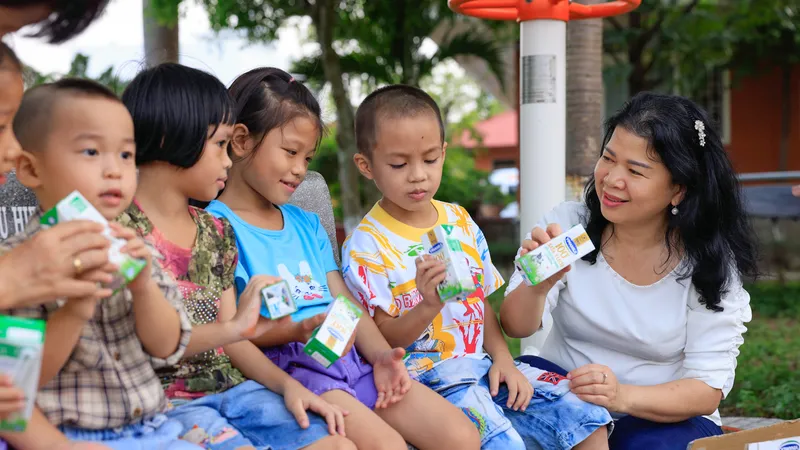 Trao tặng 1,9 triệu ly sữa cho 21.000 trẻ em khó khăn