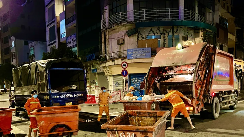 Thu gom rác trên địa bàn TPHCM. Ảnh: HOÀNG HÙNG