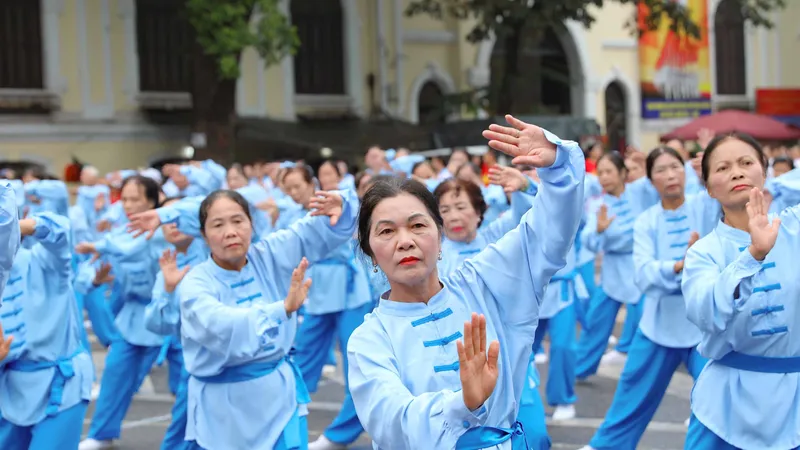 Hơn 2.000 người cao tuổi đồng diễn hưởng ứng Tháng hành động vì người cao tuổi Việt Nam