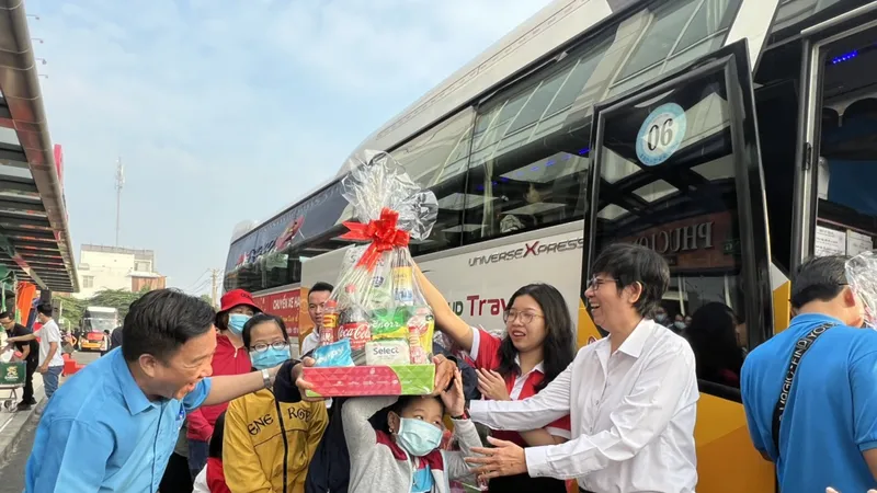 Khởi hành “Chuyến xe hạnh phúc” đưa gần 500 người dân về quê đón tết