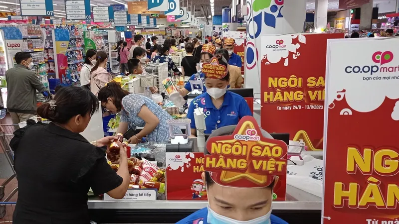 Chương trình khuyến mãi, giảm giá mạnh hàng hoá tại Co.opmart thu hút đông đảo người dân đến mua sắm