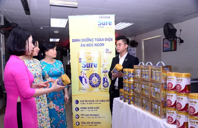 Các điều dưỡng, nhân viên y tế khu vực phía Bắc tìm hiểu về các giải pháp dinh dưỡng từ Vinamilk.