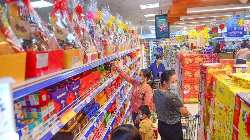 Saigon Co.op tung ra thị trường hàng ngàn mặt hàng giảm giá mạnh để hỗ trợ người dân mua sắm tết. 