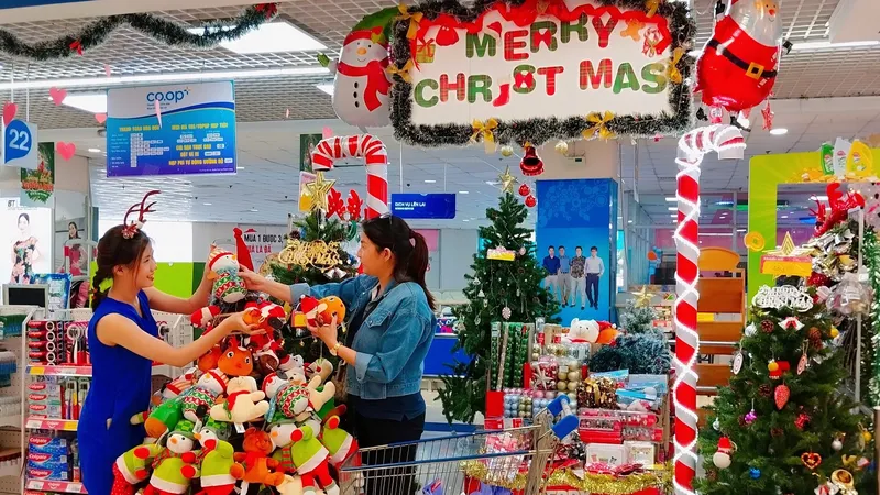 Saigon Co.op đã dành ra hơn 1.000 sản phẩm giảm giá hơn 50% để hỗ trợ sức mua cho người tiêu dùng nhân dịp Lễ Giáng sinh. 