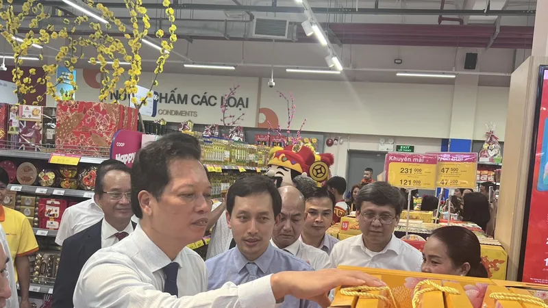 Lãnh đạo tỉnh Tiền Giang và Saigon Co.op tham quan siêu thị Co.op Cái Bè tại tỉnh Tiền Giang