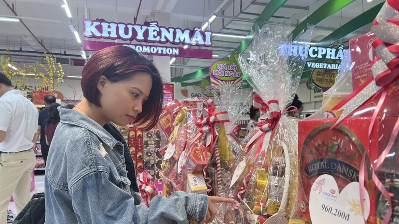 Hàng hoá được trưng bày dồi dào, phong phú tại siêu thị Co.opmart Cái Bè, tỉnh Tiền Giang