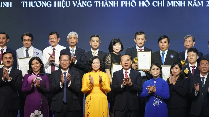 Bí thư Thành ủy TPHCM Nguyễn Văn Nên và lãnh đạo thành phố, bộ ngành trung ương chụp hình lưu niệm với 32 doanh nghiệp đạt giải thưởng Thương hiệu Vàng lần 4 năm 2023