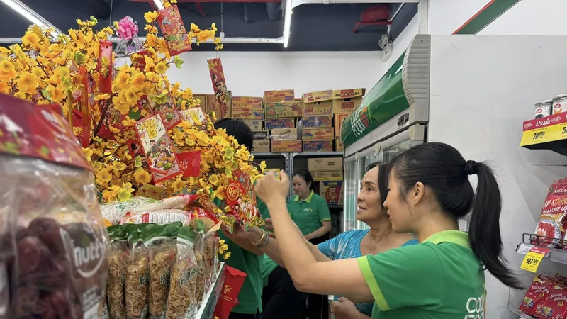 Saigon Co.op khai trương nhiều cửa hàng Co.opFood để hỗ trợ người dân tiếp cận và mua hàng hoá có giá bình ổn thị trường