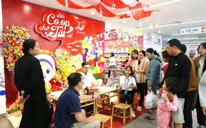 Các điểm bán Saigon Co.op tổ chức quầy ông đồ để phục vụ người dân vui xuân