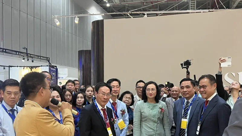 Đoàn đại biểu tham quan gian hàng tại Hội chợ Hawa Expo 2024