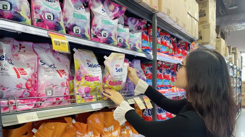 Hàng ngàn sản phẩm hoá phẩm được giảm giá mạnh trong thời gian diễn ra lễ hội giặt xả tại siêu thị Co.opmart