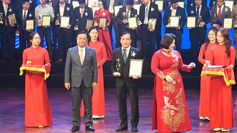 Ông Nguyễn Ngọc Thắng, Giám đốc Khối vận hành hoạt động Co.opmart nhận giải thưởng Ngôi sao HTX Việt Nam