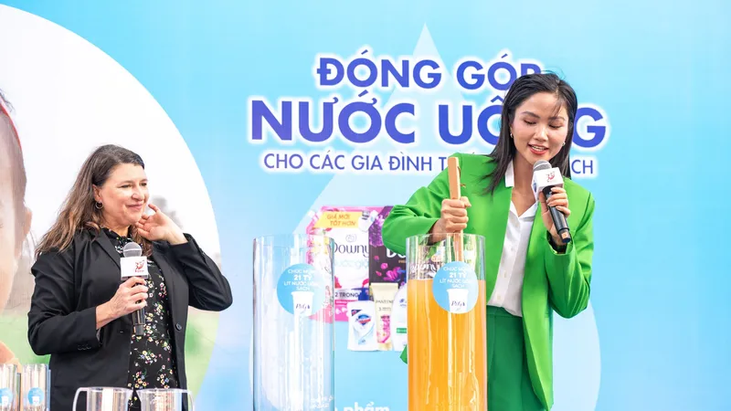 Hoa hậu H’Hen Niê trực tiếp thực hiện phần minh họa biến 10 lít nước bẩn thành nước uống sạch an toàn