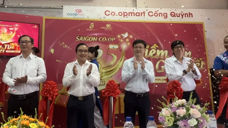 Các đại biểu cắt băng khai mạc chương trình