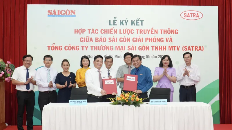 Báo SGGP và Satra ký kết hợp tác chiến lược truyền thông. Ảnh: HOÀNG HÙNG