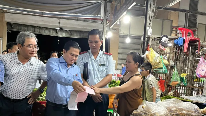 Đoàn kiểm tra liên ngành của TPHCM tìm hiểu hoạt động buôn bán, việc nhập hàng, hóa đơn chứng từ đầu vào, đầu ra của các thương nhân tại chợ.